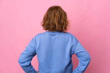 Genç Gürcü kadın arka planda pembe arka planda izole edilmiş.