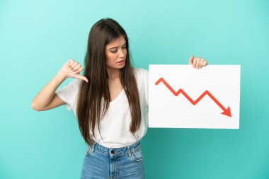 Mavi arka planda izole edilmiş beyaz bir kadın elinde azalan bir istatistik ok sembolü olan ve kötü sinyal veren bir tabela tutuyor.
