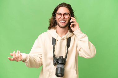 İzole edilmiş bir geçmişi olan genç bir fotoğrafçı cep telefonuyla sohbet ediyor.