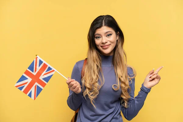 Junges Russisches Mädchen Mit Einer Britischen Flagge Auf Gelbem Hintergrund — Stockfoto