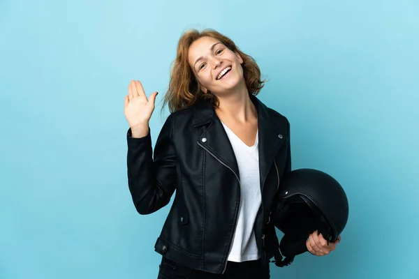グルジアの女の子保持していますAオートバイヘルメット隔離上の青背景Saltingとともに手で幸せな式 — ストック写真
