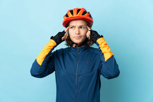 Junge Radfahrerin Auf Blauem Grund Mit Zweifeln Und Denken Isoliert — Stockfoto