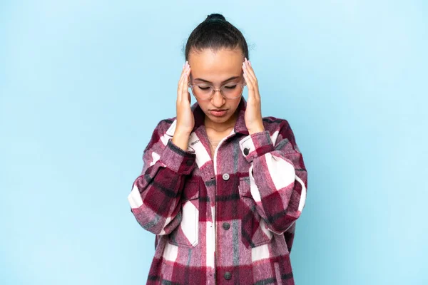 Junge Araberin Isoliert Auf Blauem Hintergrund Mit Kopfschmerzen — Stockfoto