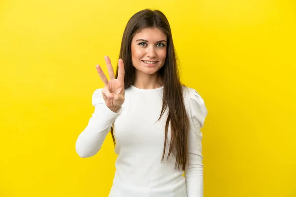 Jonge Kaukasische Vrouw Geïsoleerd Gele Achtergrond Gelukkig Tellen Drie Met — Stockfoto