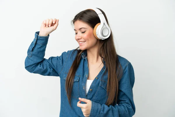 Νεαρή Καυκάσια Γυναίκα Απομονωμένη Λευκό Φόντο Ακούγοντας Μουσική Και Χορεύοντας — Φωτογραφία Αρχείου