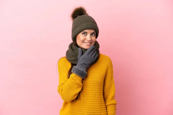 Giovane Ragazza Caucasica Con Cappello Invernale Isolato Sfondo Rosa Guardando — Foto Stock