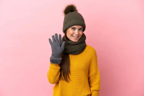 Ung Kaukasisk Flicka Med Vinter Hatt Isolerad Rosa Bakgrund Hälsning — Stockfoto