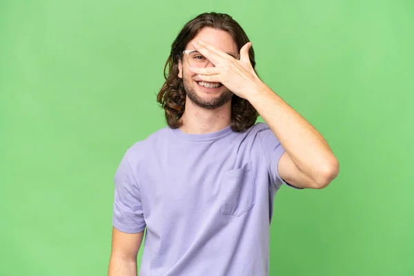 Soyutlanmış Arka Planda Genç Yakışıklı Bir Adam Gözleri Kapalı Gülümsüyor — Stok fotoğraf