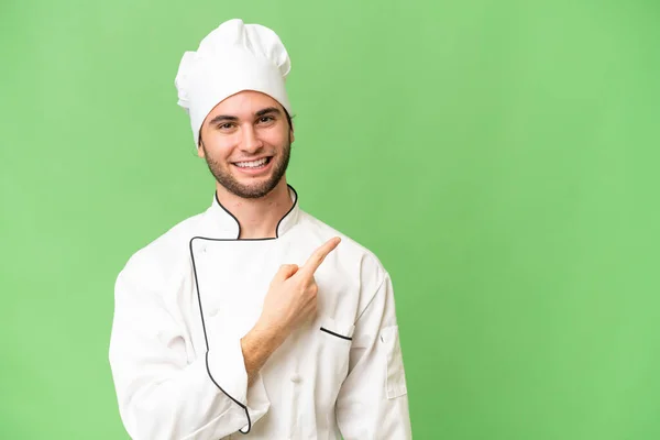Jeune Beau Chef Homme Sur Fond Isolé Pointant Vers Côté — Photo