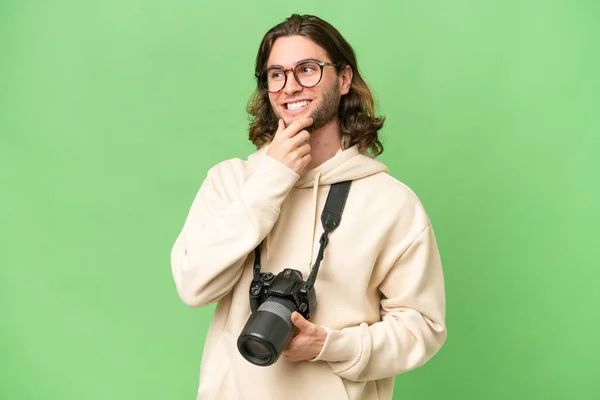 Ung Fotograf Man Över Isolerad Bakgrund Tittar Sidan — Stockfoto