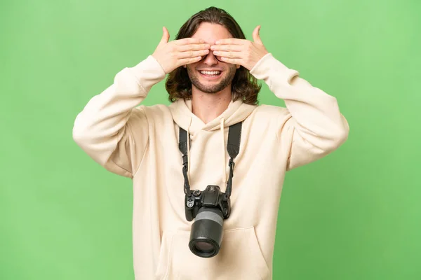年轻的摄影师用手捂住眼睛 越过孤立的背景 — 图库照片