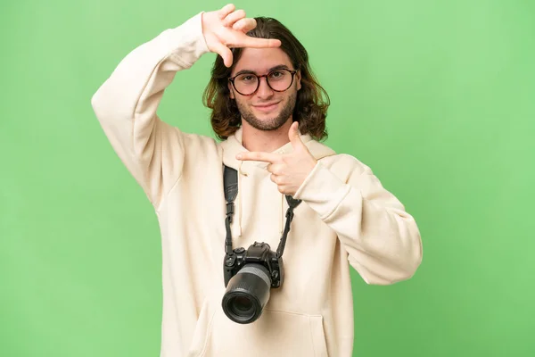 Ung Fotograf Man Över Isolerad Bakgrund Fokus Ansikte Ramsymbol — Stockfoto