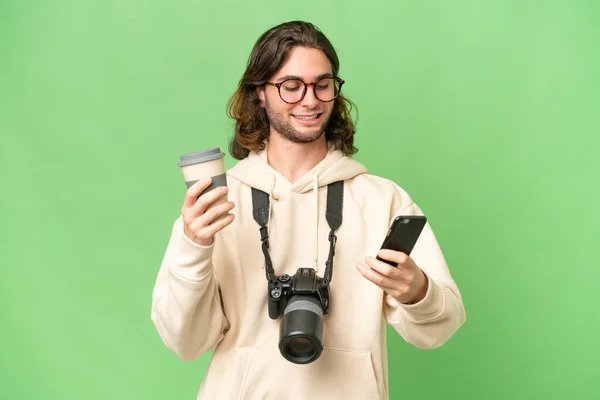 Zole Edilmiş Arka Planda Genç Bir Fotoğrafçı Elinde Kahve Bir — Stok fotoğraf