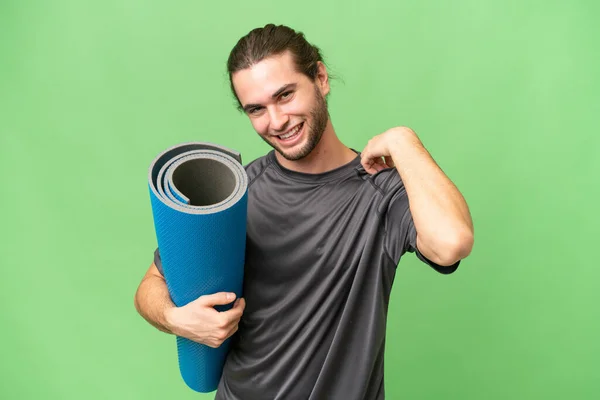 Ung Idrottsman Går Till Yogaklasser Medan Håller Matta Över Isolerad — Stockfoto
