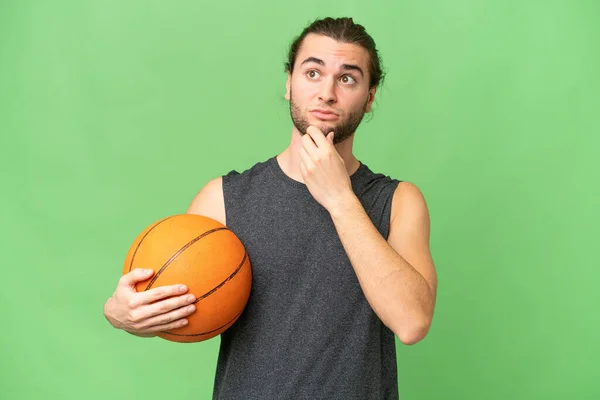 Joven Jugador Baloncesto Hombre Sobre Fondo Aislado Teniendo Dudas Pensando —  Fotos de Stock