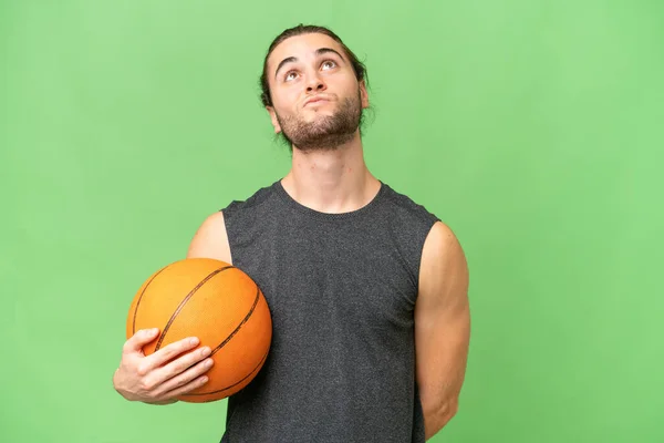 年轻的篮球运动员克服了孤立的背景 抬起头来 — 图库照片