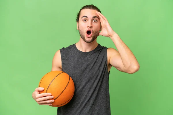 Ung Basketspelare Man Över Isolerad Bakgrund Med Överraskning Uttryck — Stockfoto