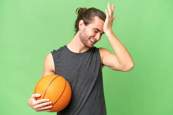 Pemain Basket Muda Atas Latar Belakang Terisolasi Telah Menyadari Sesuatu — Stok Foto