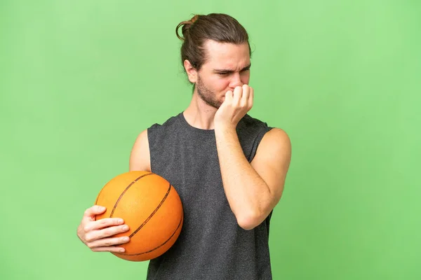 Pemain Basket Muda Pria Atas Latar Belakang Terisolasi Memiliki Keraguan — Stok Foto