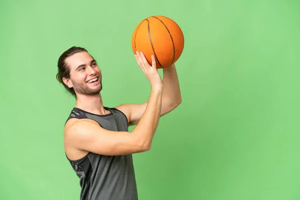 年轻英俊男子孤身一人 背景碧绿 打篮球 — 图库照片