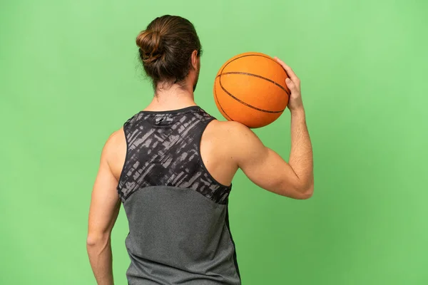 年轻英俊的男子孤身一人 背对着绿色的背景打篮球 — 图库照片