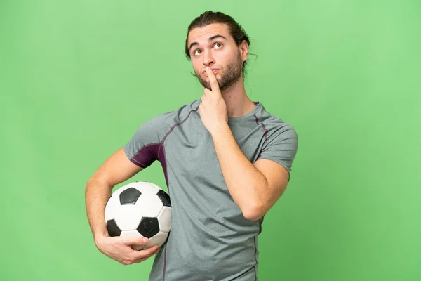 Νεαρός Όμορφος Ποδοσφαιριστής Απομονωμένο Φόντο Που Έχει Αμφιβολίες Κοιτώντας Ψηλά — Φωτογραφία Αρχείου