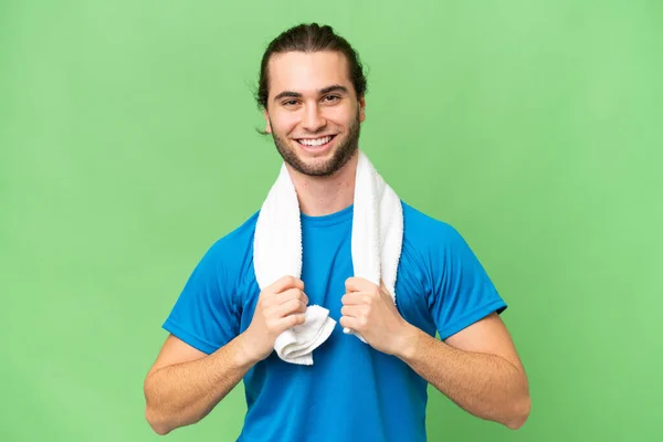 Młody Przystojny Mężczyzna Odizolowany Zielony Chroma Tło Ręcznik Sportowy — Zdjęcie stockowe
