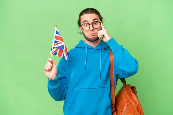 Mladý Pohledný Muž Drží Britskou Vlajku Nad Izolovaným Pozadí Myšlení — Stock fotografie