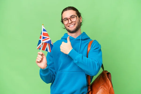 Młody Przystojny Mężczyzna Dzierżący Flagę Wielkiej Brytanii Nad Odosobnionym Tle — Zdjęcie stockowe