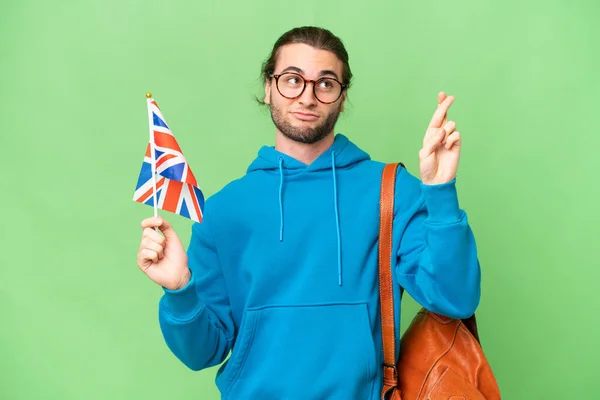 Mladý Pohledný Muž Drží Britskou Vlajku Nad Izolovaným Pozadím Prsty — Stock fotografie
