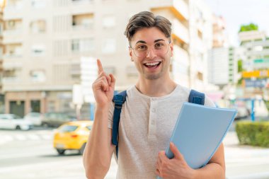 Dışarıdaki yakışıklı öğrenci harika bir fikri işaret ediyor.