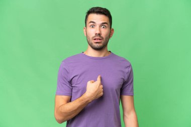 Tecrit edilmiş bir geçmişi olan yakışıklı beyaz bir adam kendini işaret ediyor.