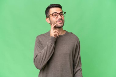 Genç, yakışıklı, beyaz, soyutlanmış bir geçmişi olan bir adam.