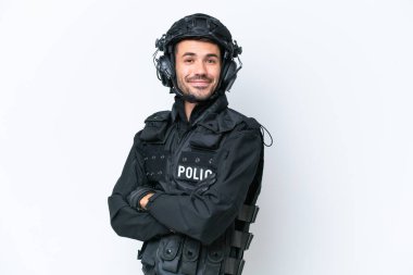 Beyaz arka planda izole edilmiş, kolları çapraz ve ileriye bakan Kafkasyalı genç bir SWAT adamı.