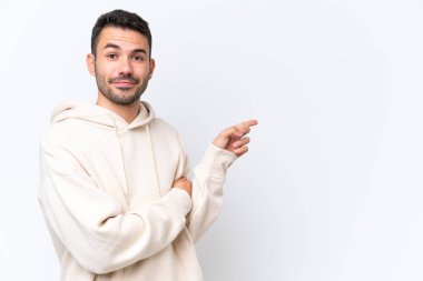 Beyaz arka planda izole edilmiş beyaz tenli genç adam...