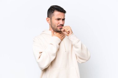 Beyaz arka planda izole edilmiş genç beyaz adam çok öksürüyor.