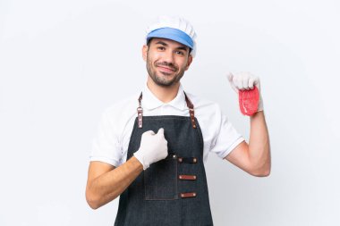 Kasap beyaz önlük takıyor ve yalıtılmış beyaz arka planda taze et servis ediyor.