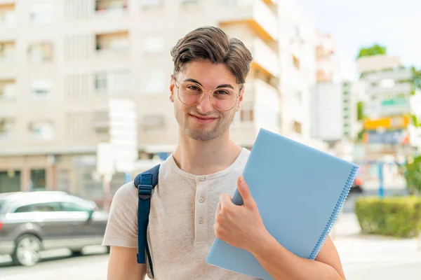 Dışarıda Üzgün Bir Ifadeyle Genç Yakışıklı Bir Öğrenci — Stok fotoğraf