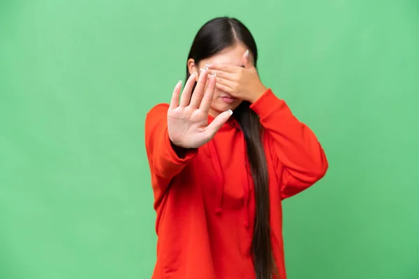 Soyutlanmış Geçmişi Olan Genç Asyalı Kadın Şaşırmış Tarafı Işaret Ediyor — Stok fotoğraf
