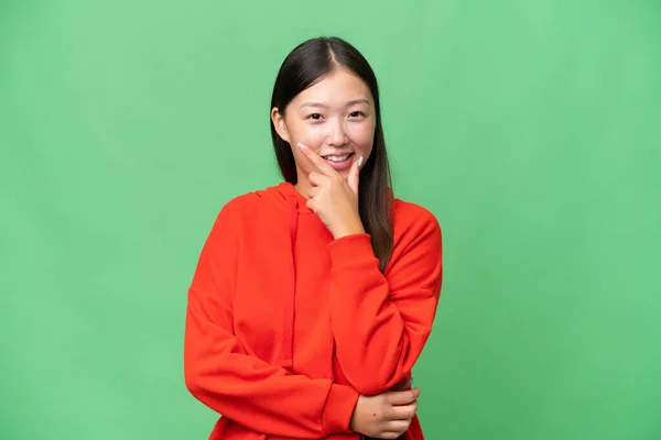 Ung Asiatisk Kvinna Över Isolerad Bakgrund Håller Copyspace Imaginära Handflatan — Stockfoto