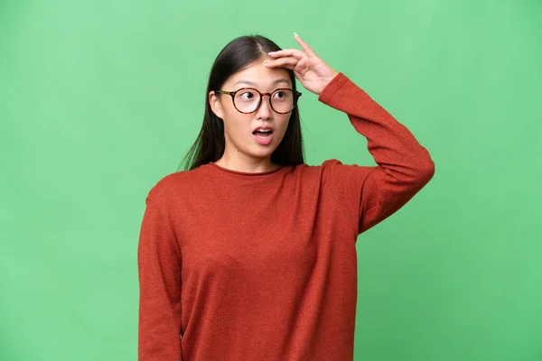 Jovem Mulher Asiática Sobre Fundo Isolado Mantendo Uma Conversa Com — Fotografia de Stock
