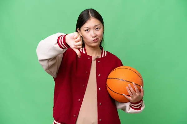 Jeune Joueur Basket Ball Asiatique Femme Sur Fond Isolé Montrant — Photo