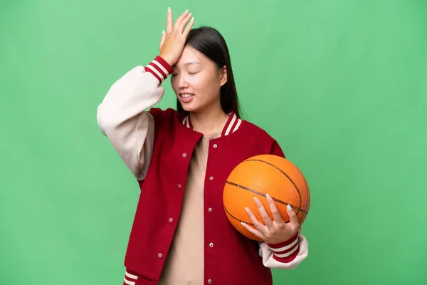 年轻的篮球运动员 来自孤立背景的亚洲女人 已经意识到一些事情 并打算解决 — 图库照片