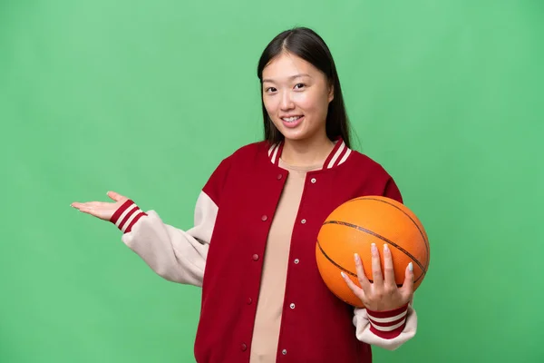 Young Basketball Player Asian Woman Isolated Background Extending Hands Side — Stockfoto