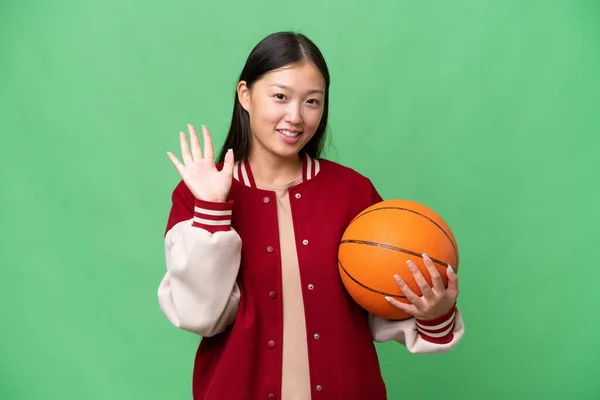 Jonge Basketbalspeler Aziatische Vrouw Geïsoleerde Achtergrond Salueren Met Hand Met — Stockfoto