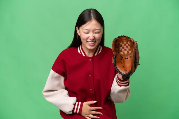 Jonge Aziatische Vrouw Met Honkbal Handschoen Geïsoleerde Achtergrond Glimlachen Veel — Stockfoto