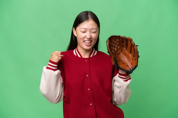 Jonge Aziatische Vrouw Met Honkbal Handschoen Geïsoleerde Achtergrond Vieren Een — Stockfoto