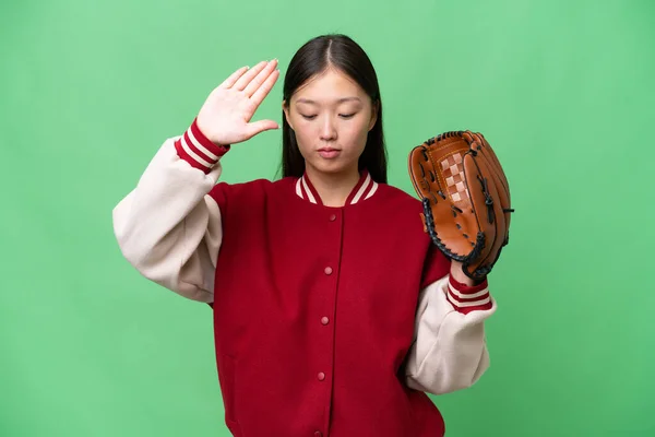 Jonge Aziatische Vrouw Met Honkbal Handschoen Geïsoleerde Achtergrond Maken Stop — Stockfoto