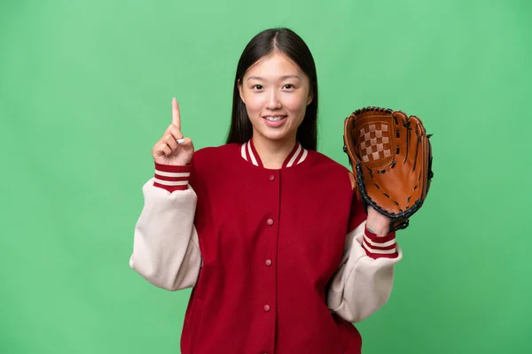 Jonge Aziatische Vrouw Met Honkbal Handschoen Geïsoleerde Achtergrond Tonen Tillen — Stockfoto