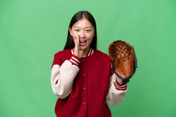 Jonge Aziatische Vrouw Met Honkbal Handschoen Geïsoleerde Achtergrond Schreeuwen Met — Stockfoto